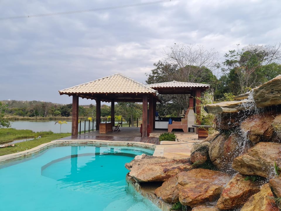 Chalé - Sítio - Loft com hidromassagem e piscina com cascata natural defronte Lagoa Lagoa na Serra do Cipó House in State of Minas Gerais, Brazil