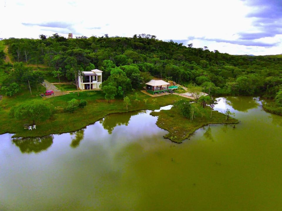 Chalé - Sítio - Loft com hidromassagem e piscina com cascata natural defronte Lagoa Lagoa na Serra do Cipó House in State of Minas Gerais, Brazil