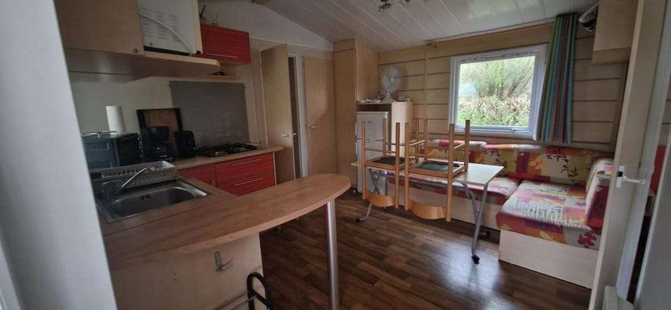 Kitchen or kitchenette, Living room, Seating area, Dining area