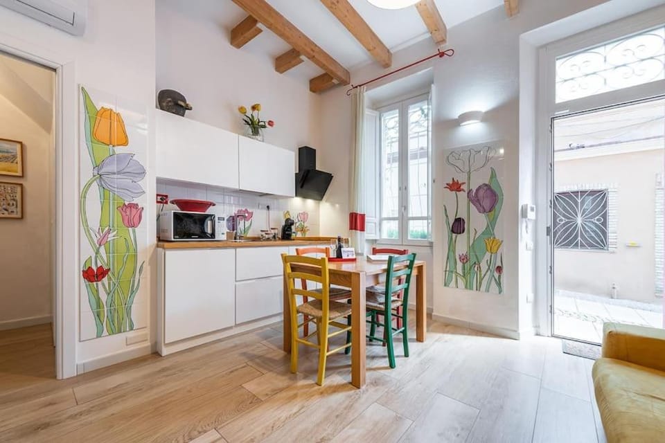 Kitchen or kitchenette, Dining area, minibar, stove