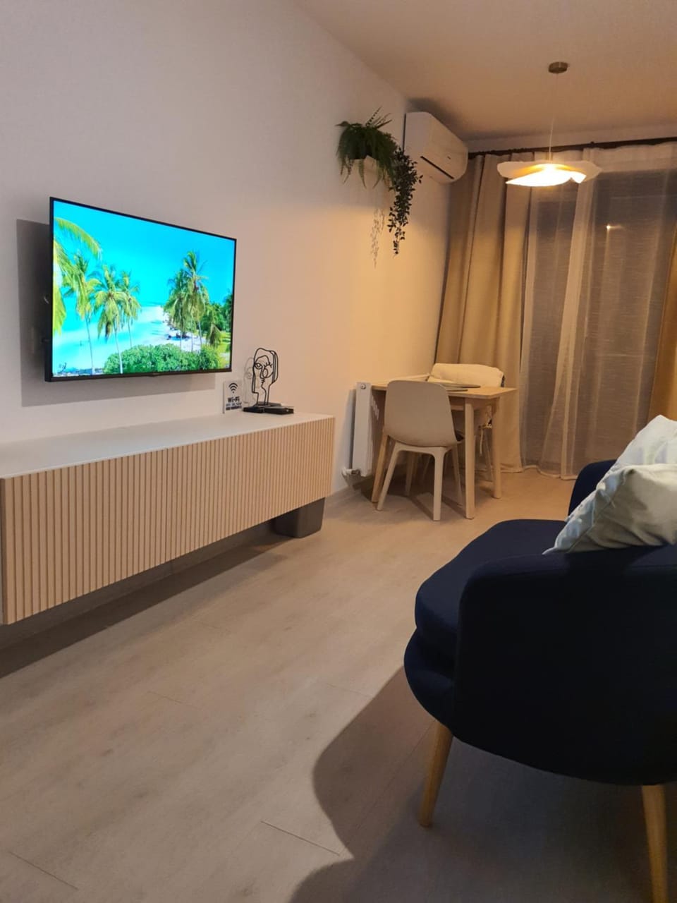 TV and multimedia, Seating area, Evening entertainment