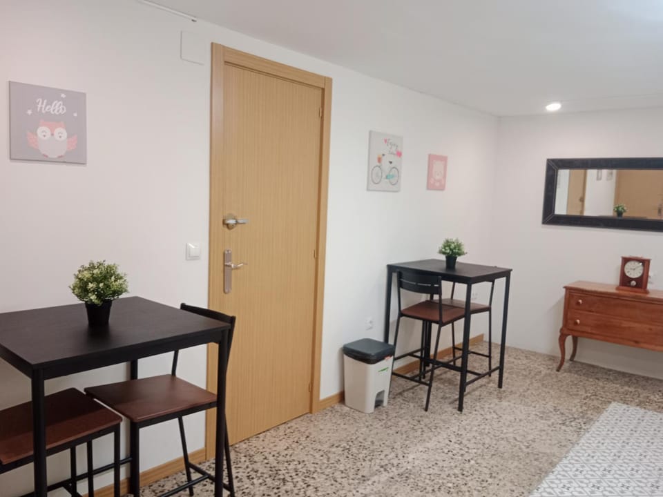 Kitchen or kitchenette, Living room, Seating area, Dining area