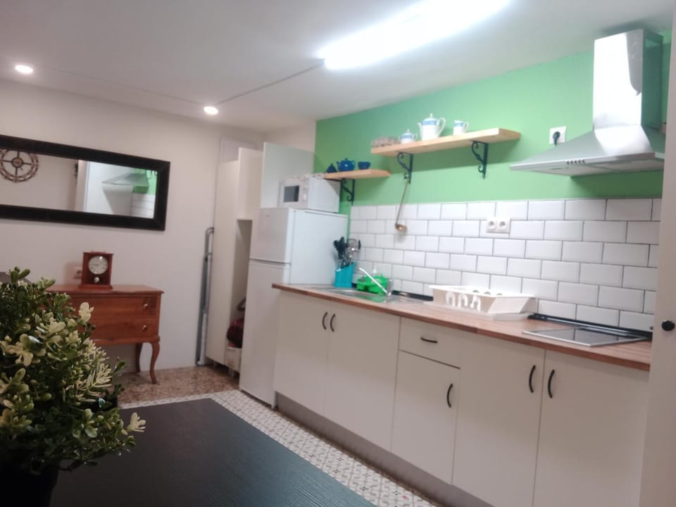 Kitchen or kitchenette, Kitchen or kitchenette, minibar, stove