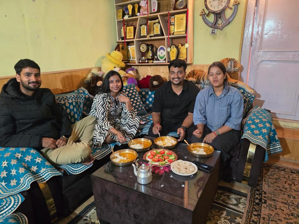 Living room, Food and drinks, Seating area, Food, Drinks, group of guests