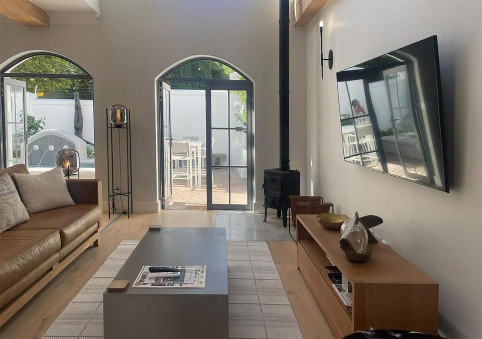 Communal lounge/ TV room, TV and multimedia, Living room, Seating area