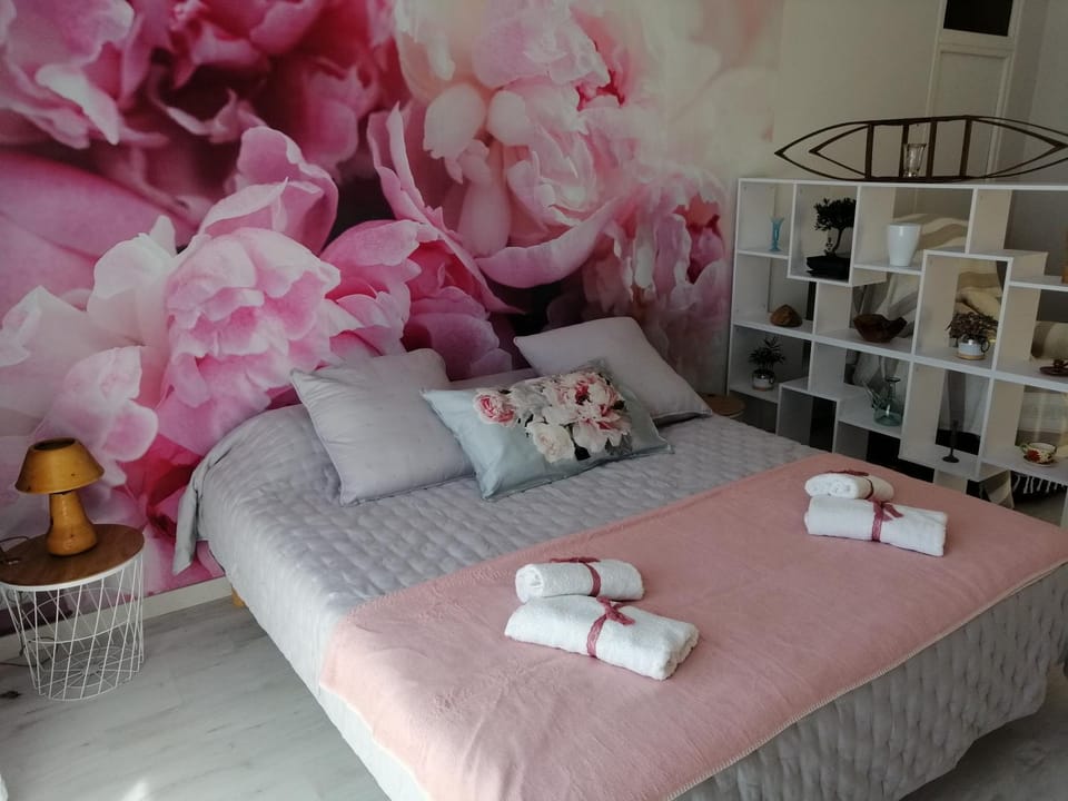 Bed, Photo of the whole room, towels