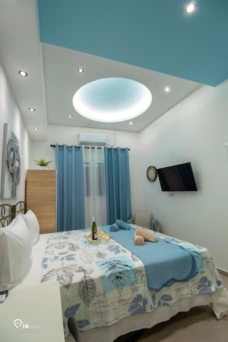 Bed, TV and multimedia, Photo of the whole room, Bedroom, towels
