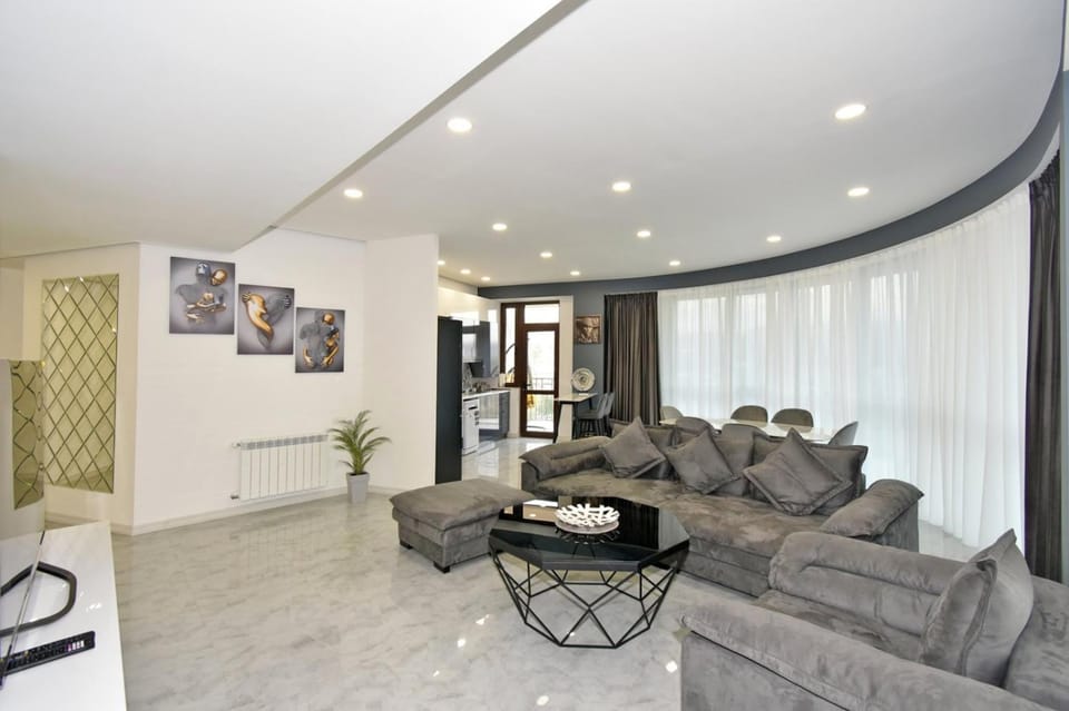Verin Antarayin street, 3 bedrooms Unique, Luxury apartment MM500 Apartment in Yerevan
