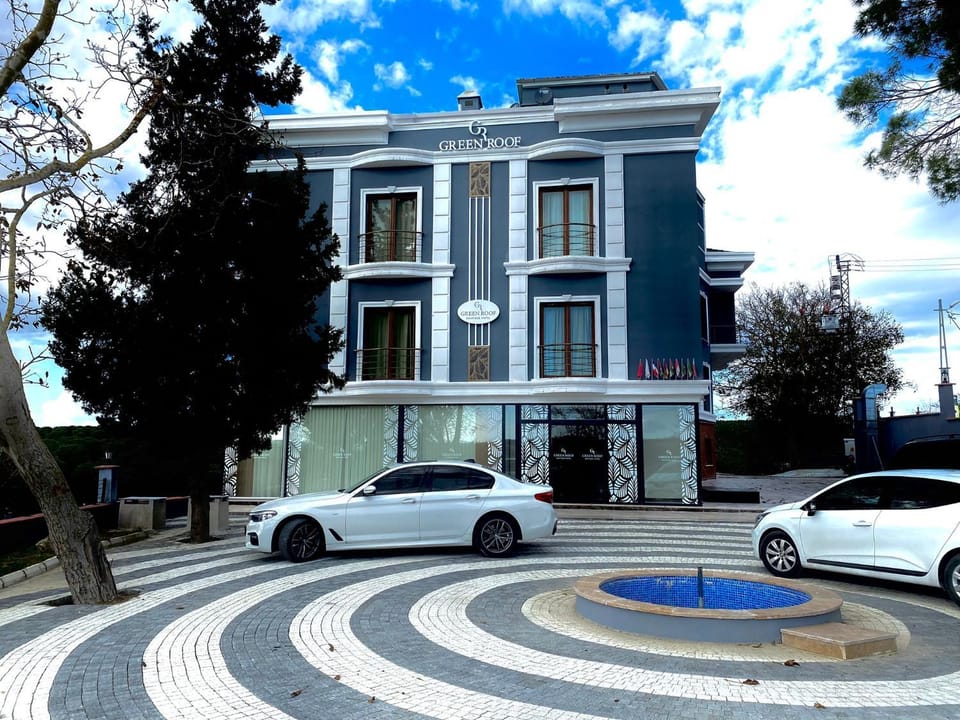 Property building, Day, Neighbourhood, Street view, Location, Parking