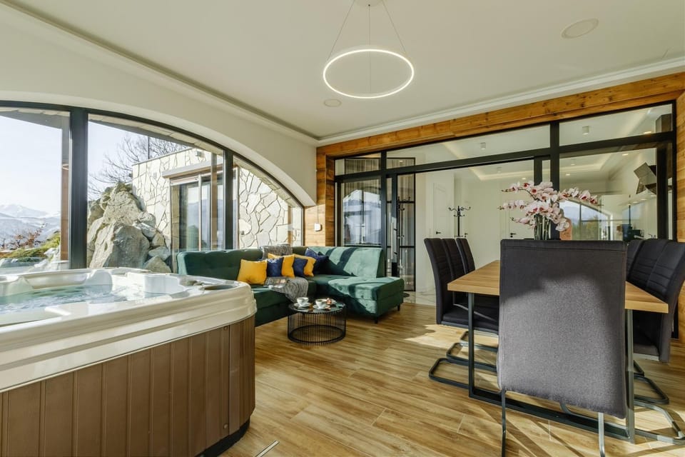 Hot Tub, Living room, Seating area