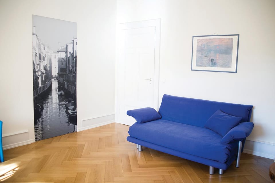 Bed, Living room, Photo of the whole room, Decorative detail, Decorative detail, Bedroom