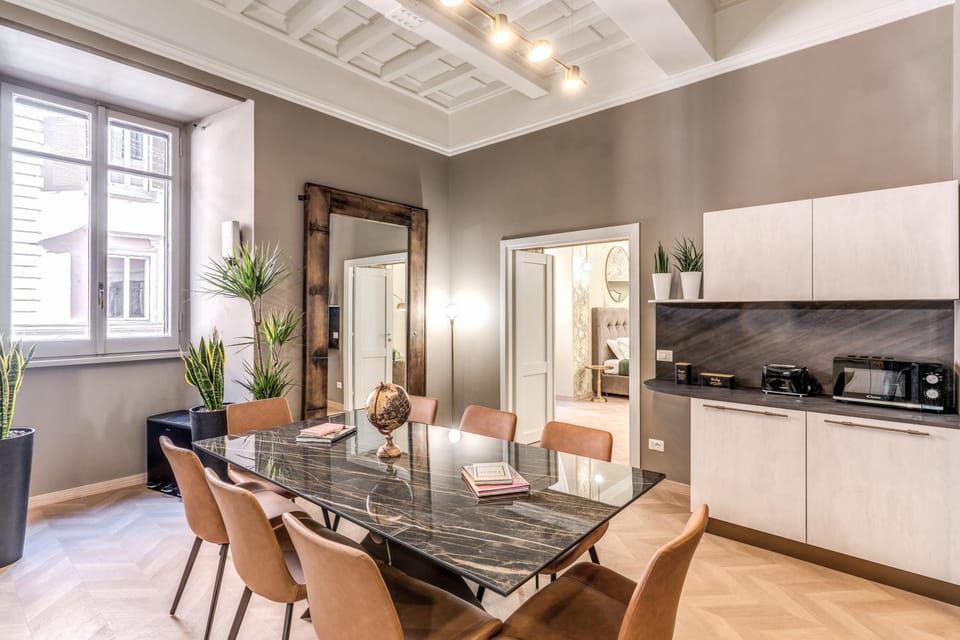 Kitchen or kitchenette, Dining area