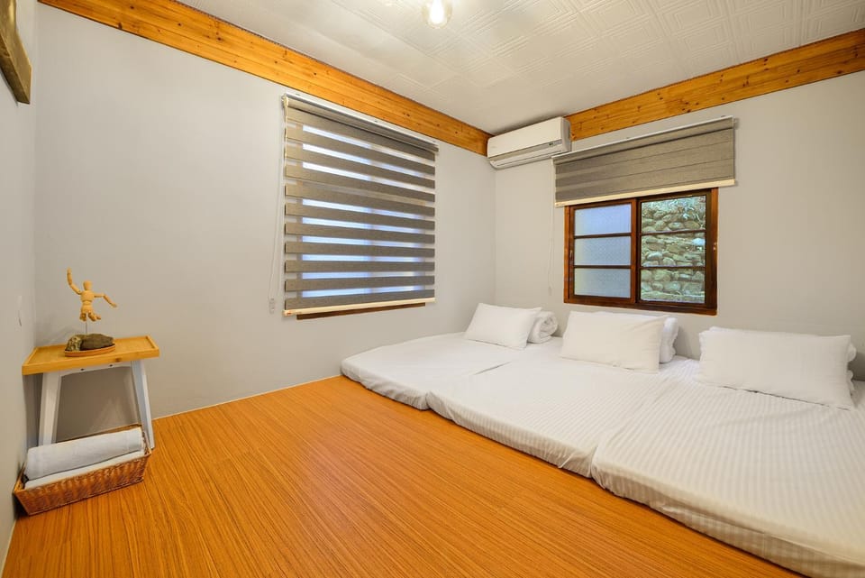 Bed, Photo of the whole room, Bedroom, air conditioner