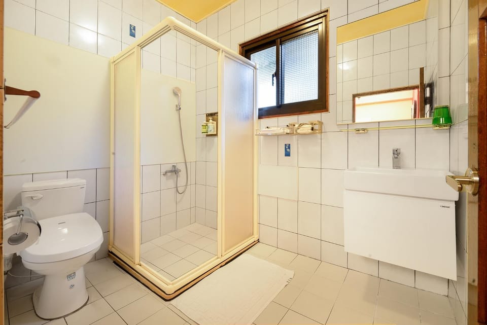 Shower, Toilet, Bathroom, bidet, towels