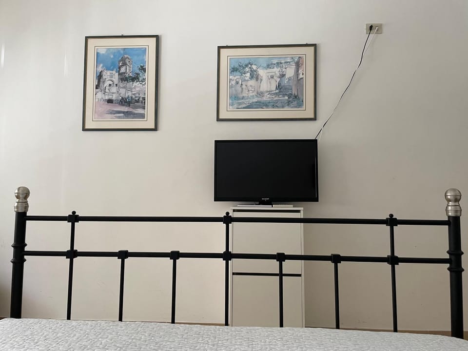 TV and multimedia, Photo of the whole room, Bedroom