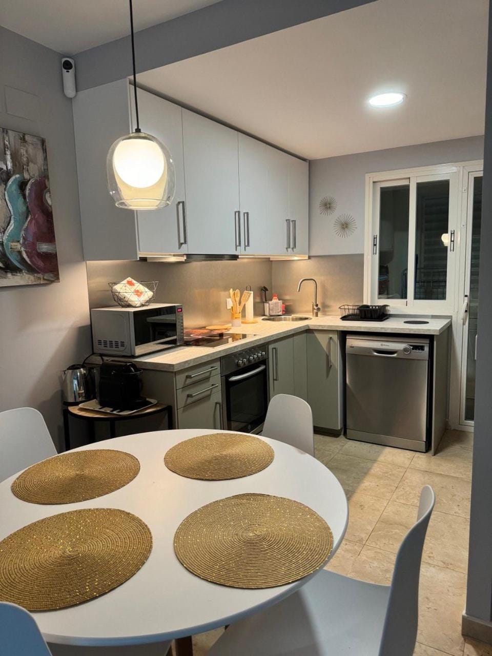 Coffee/tea facilities, Dining area, dishwasher, minibar, pet friendly, stove, kitchen