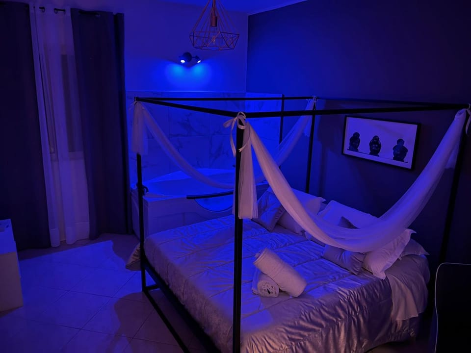 Bed, Hot Tub