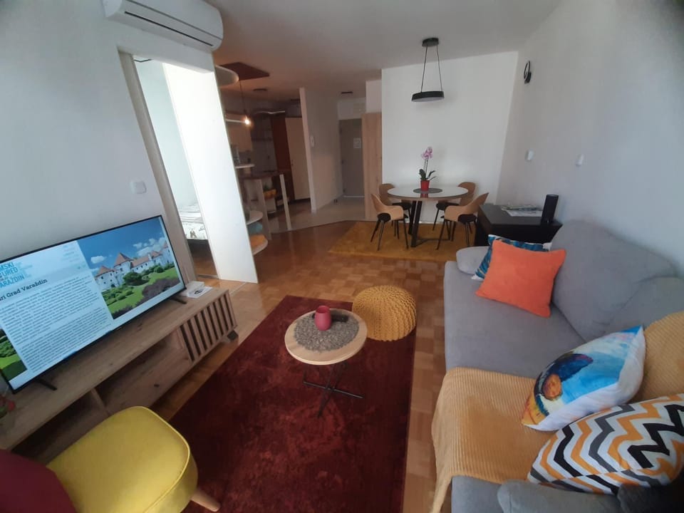 TV and multimedia, Living room, Seating area, Dining area, air conditioner