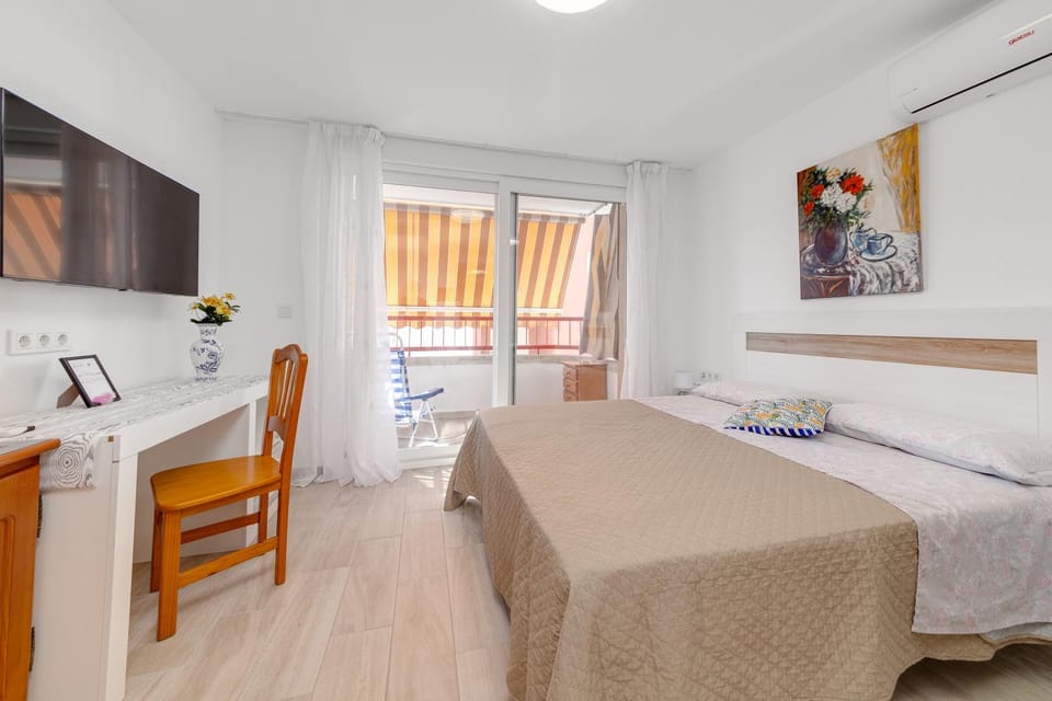 Bed, TV and multimedia, Photo of the whole room, Bedroom, hair dresser