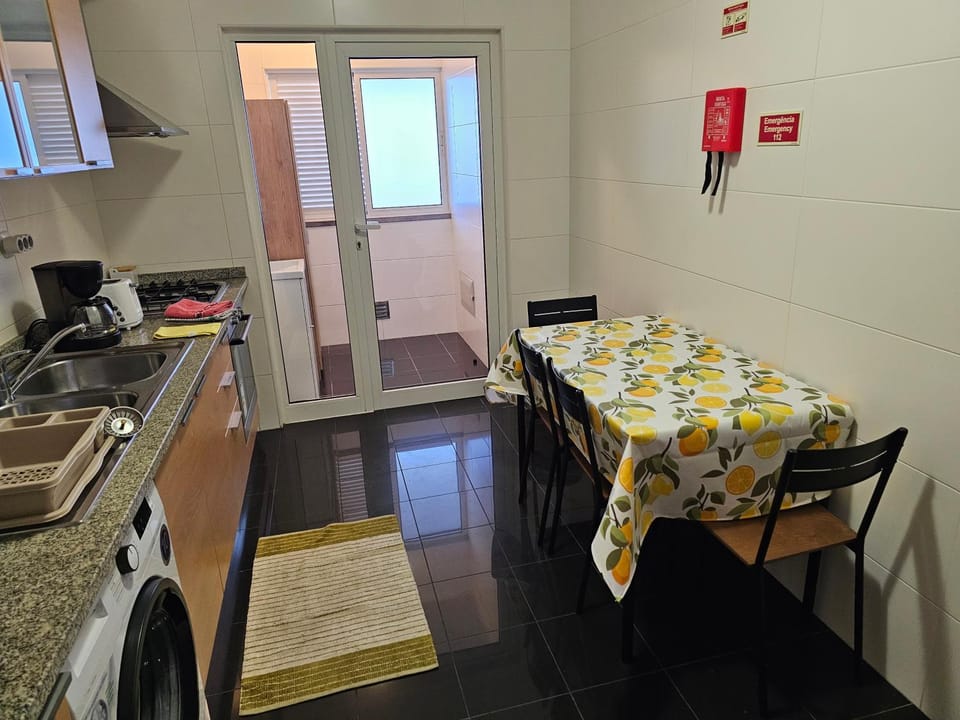 Coffee/tea facilities, Dining area, oven, stove, toaster