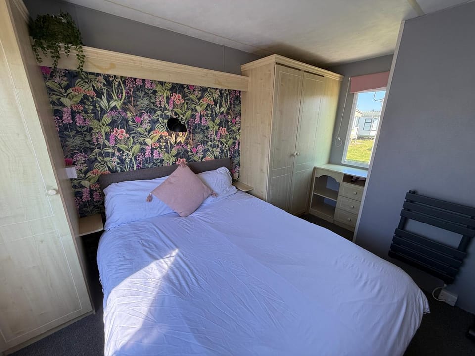 Seaview 190 - Ingoldmells - pet friendly, WiFi, bed linen - Close to beach and Fantasy Island - Meadow Lakes Caravan & Lodge Hire Apartment in Ingoldmells