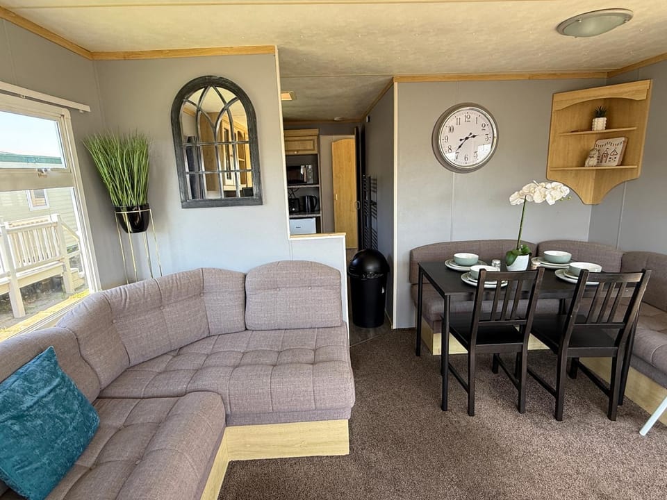 Seaview 190 - Ingoldmells - pet friendly, WiFi, bed linen - Close to beach and Fantasy Island - Meadow Lakes Caravan & Lodge Hire Apartment in Ingoldmells