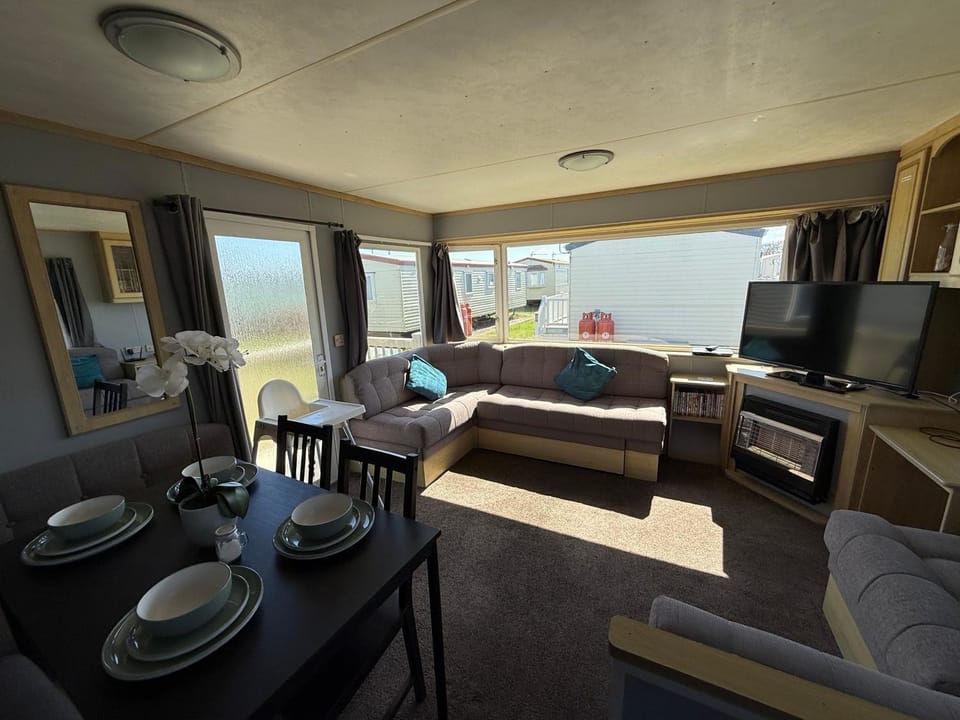 Seaview 190 - Ingoldmells - pet friendly, WiFi, bed linen - Close to beach and Fantasy Island - Meadow Lakes Caravan & Lodge Hire Apartment in Ingoldmells