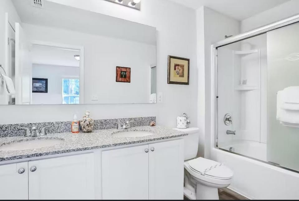 Shower, Toilet, Bath, towels