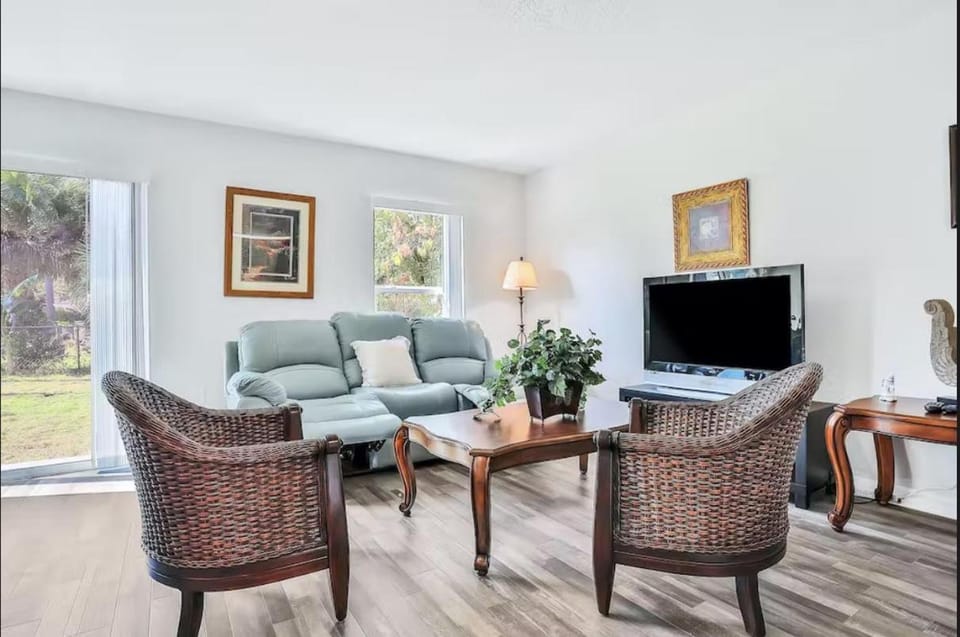 TV and multimedia, Living room, Seating area, Evening entertainment