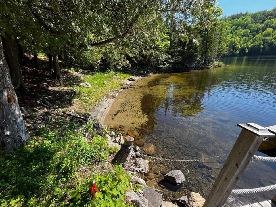 The Vista - Magnificent waterfront beach & hot tub Chalet in Ontario