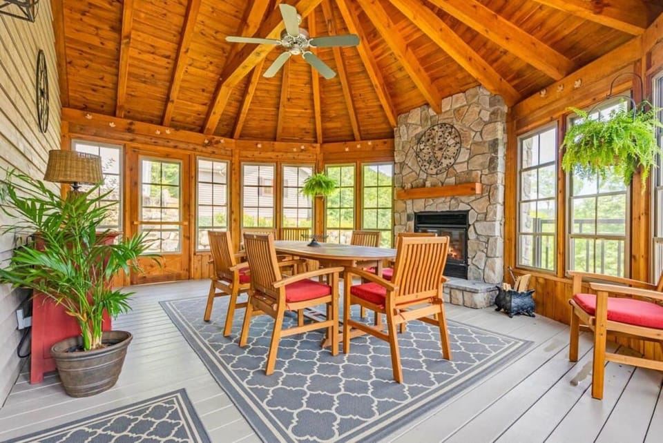 The Vista - Magnificent waterfront beach & hot tub Chalet in Ontario