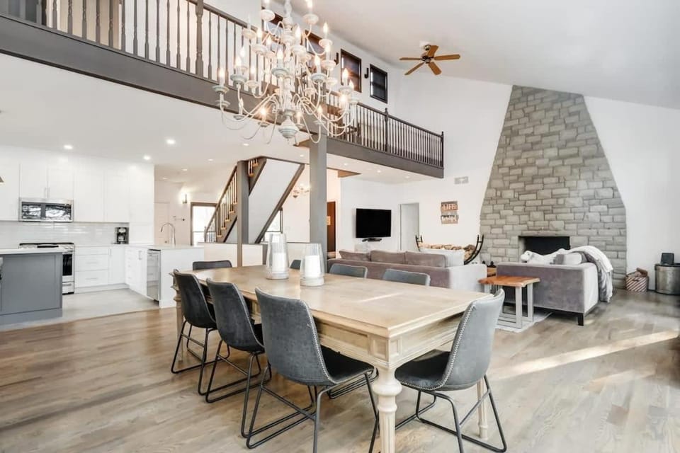 Waterfront open concept dream cottage with hot tub House in Rideau Lakes