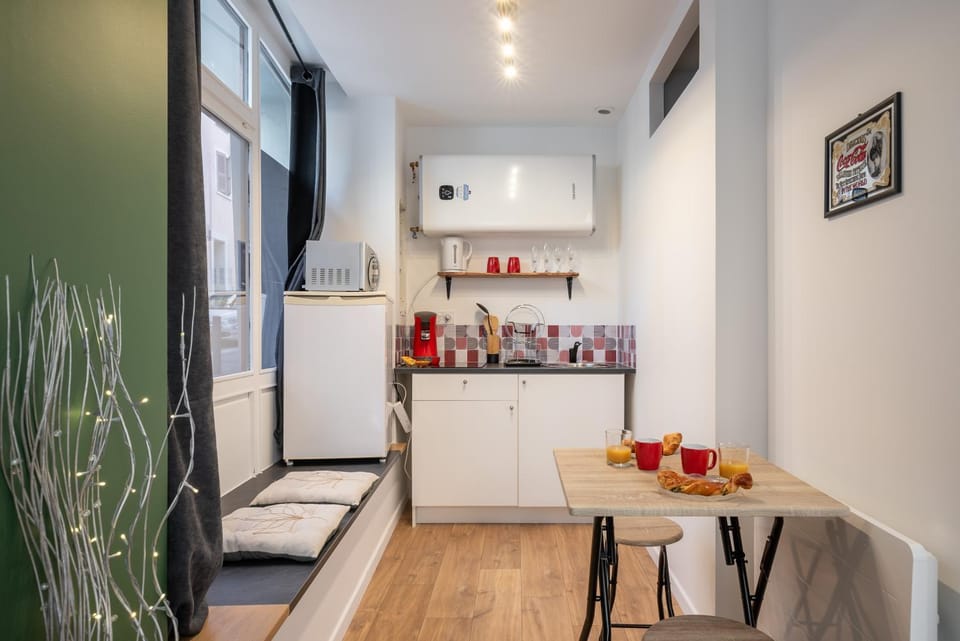 Kitchen or kitchenette, Dining area, Food, stove