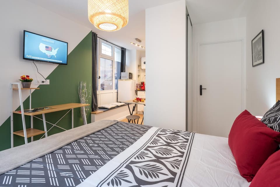Bed, TV and multimedia, Living room, Photo of the whole room, Seating area