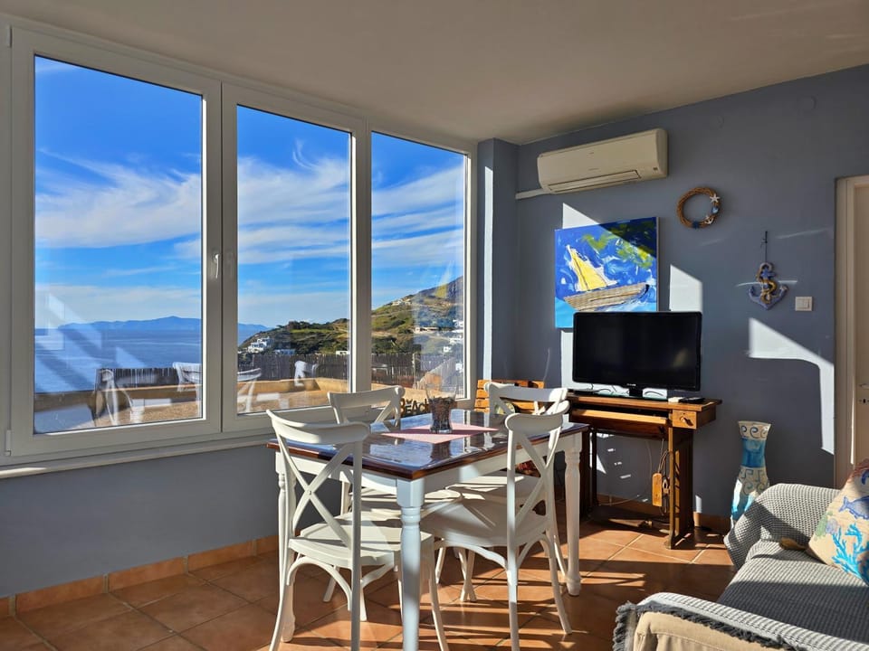 Natural landscape, TV and multimedia, Dining area, Mountain view, Sea view