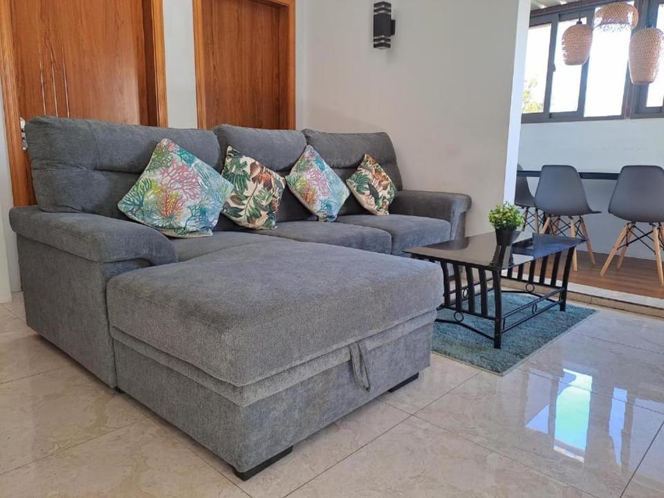 2BR Beach Apartment 3min Walk to Flic en Flac Beach with Balcony AC Apartment in Flic en Flac