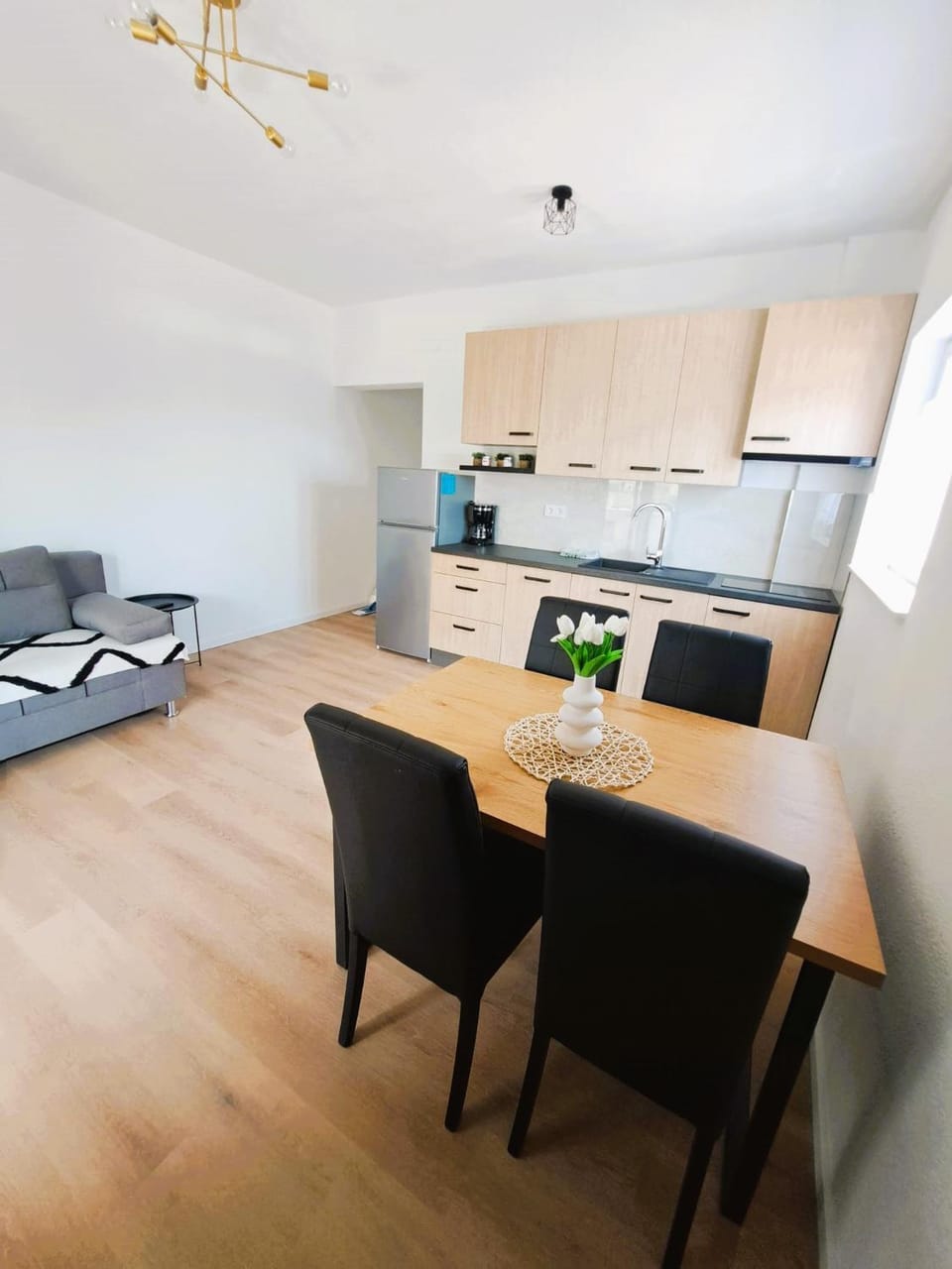 Kitchen or kitchenette, Seating area, dishwasher, stove