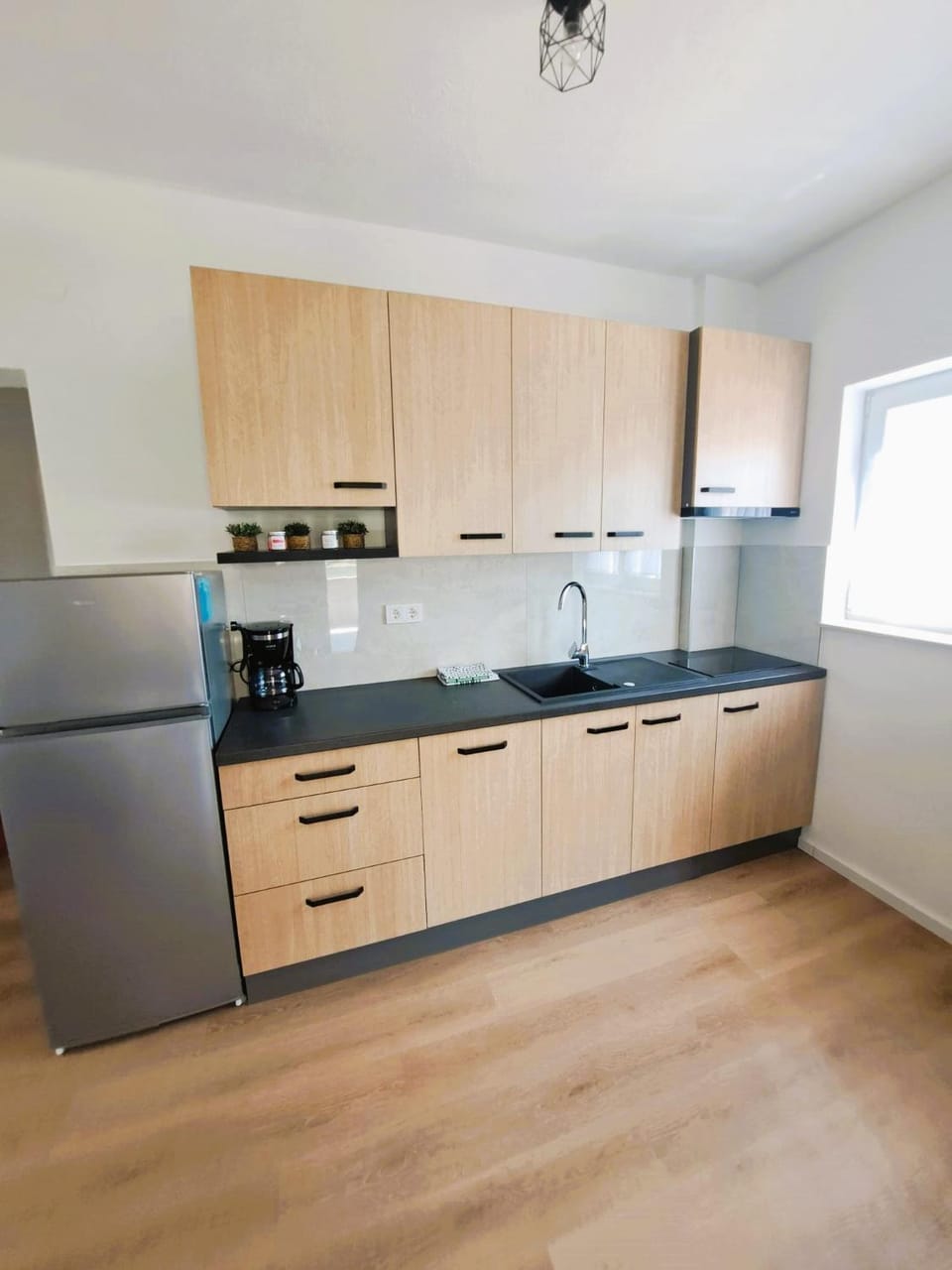 Kitchen or kitchenette, dishwasher, stove