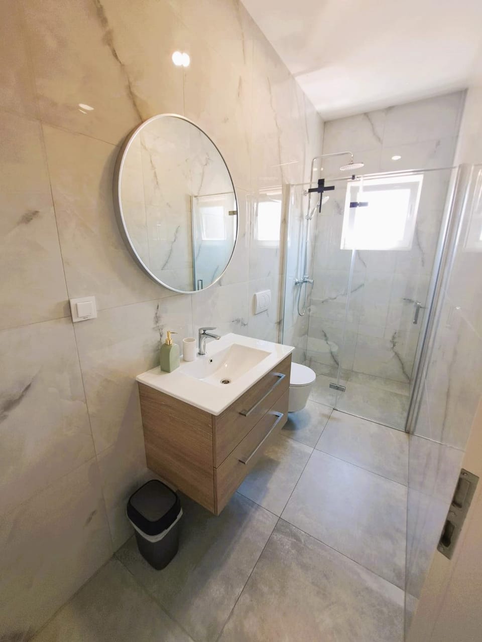 Shower, Toilet, Bathroom, towels