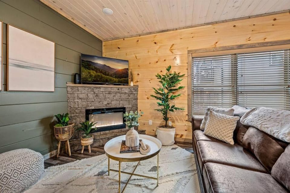 Sleeps 12! • Rare Private Pool • Dollywood 5 Mins House in Sevierville