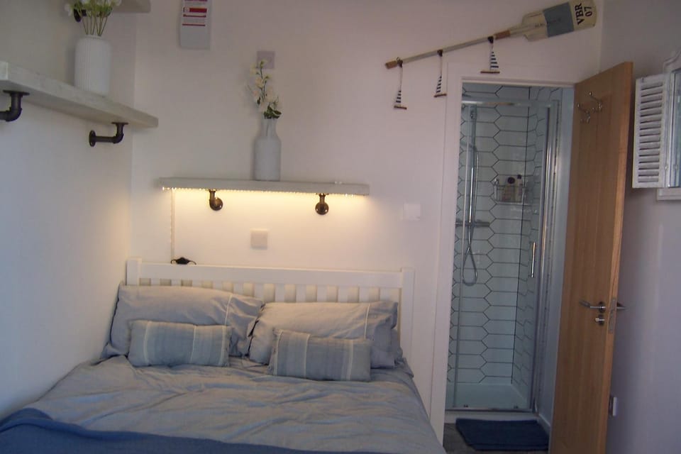 The Whitstable, Tankerton Bolt Hole - Double Room & Ensuite Apartment in Whitstable