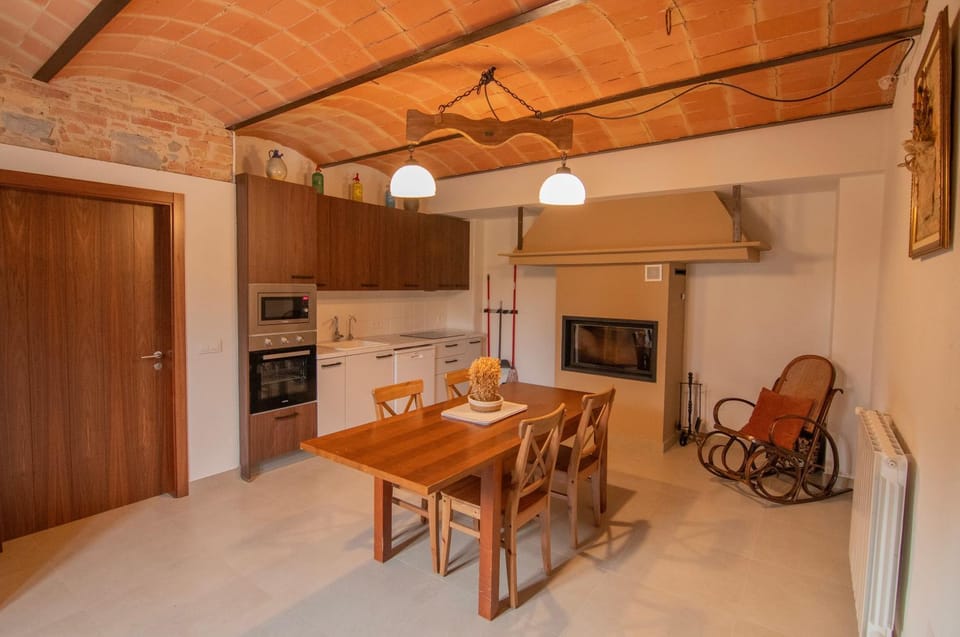 Kitchen or kitchenette, Seating area