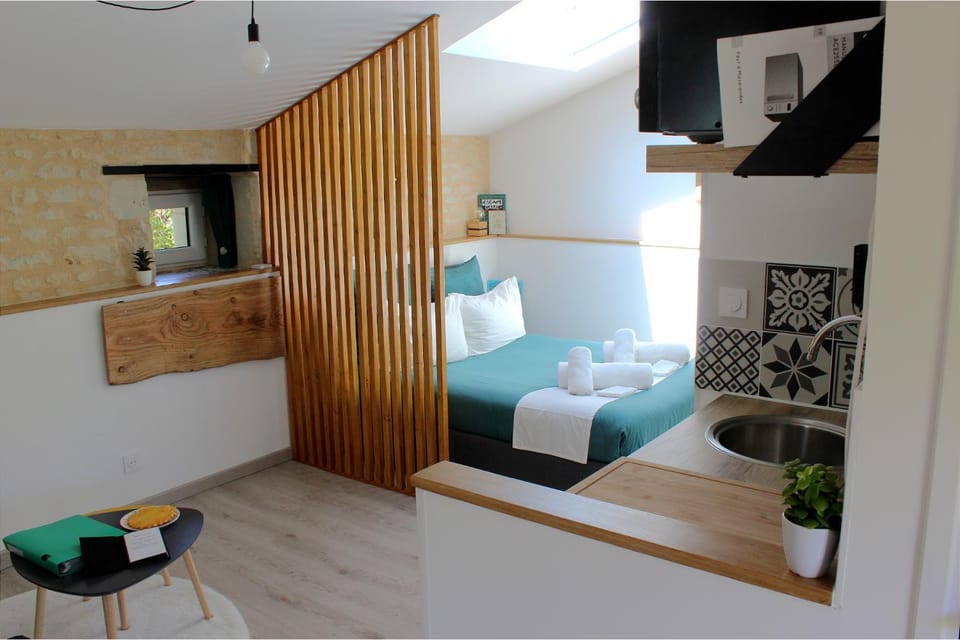 Bed, Kitchen or kitchenette, Photo of the whole room, towels