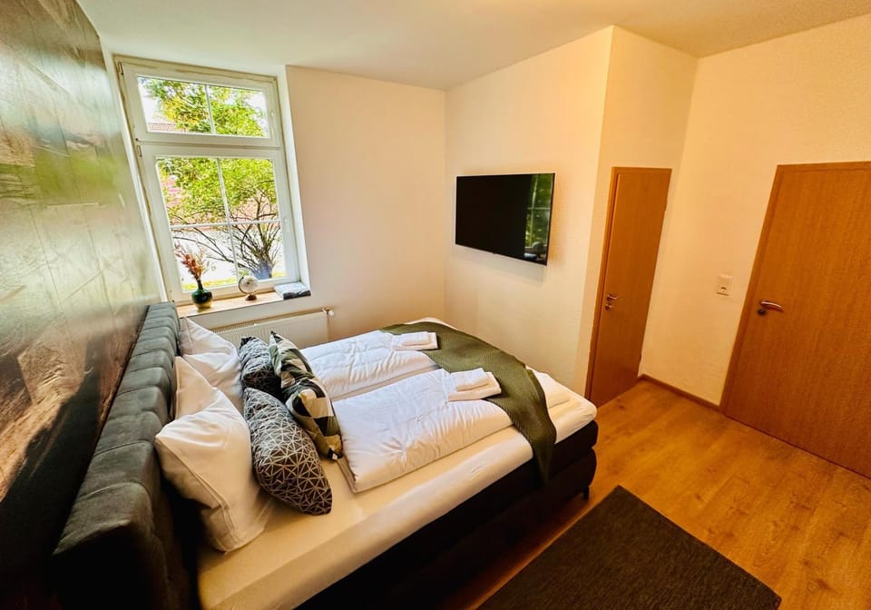Bed, TV and multimedia, Bedroom, bunk bed