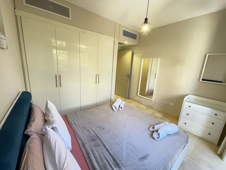 Bed, Photo of the whole room, Seating area, Bedroom, towels, wardrobe, air conditioner