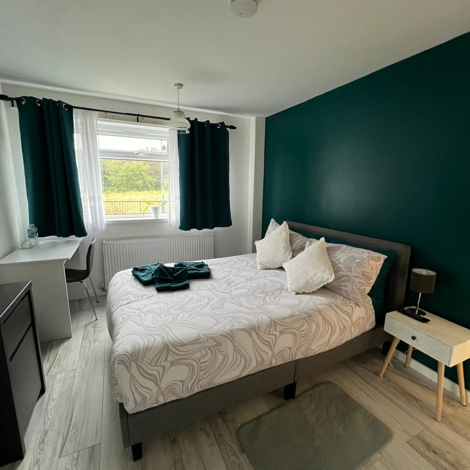 Bed, Photo of the whole room, Bedroom