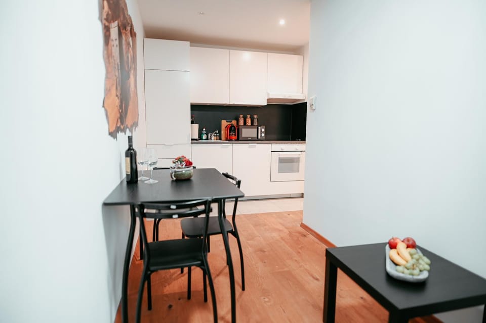 Kitchen or kitchenette, Dining area, minibar, oven, pet friendly, stove, toaster