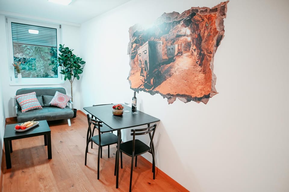 Living room, Seating area, Dining area, oven