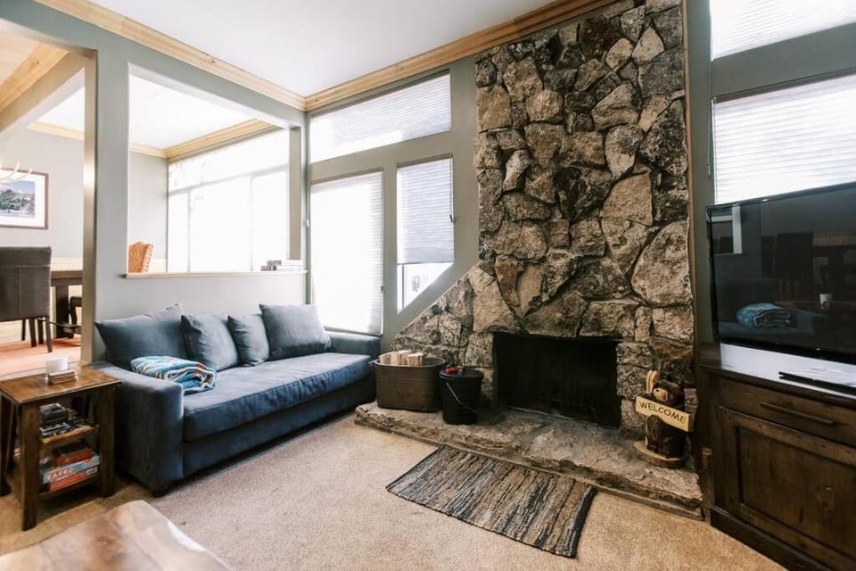 BEST Location . Walk To Canyon Lodge . Views . Pool/Spa Apartment in Mammoth Lakes