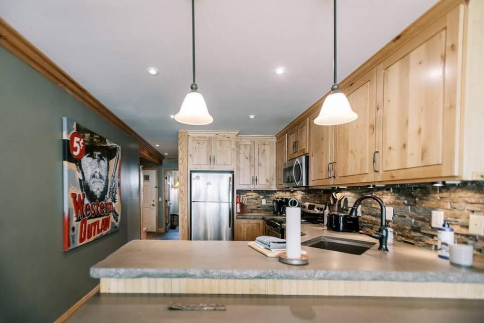 BEST Location . Walk To Canyon Lodge . Views . Pool/Spa Apartment in Mammoth Lakes